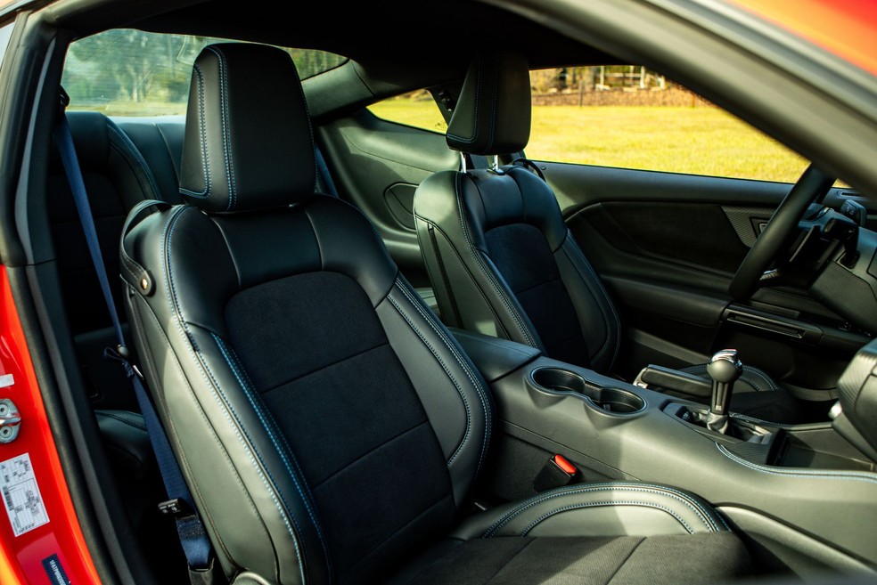 Ford Mustang Dark Horse tem costuras azuis no interior, nos bancos, portas e painel  — Foto: Divulgação