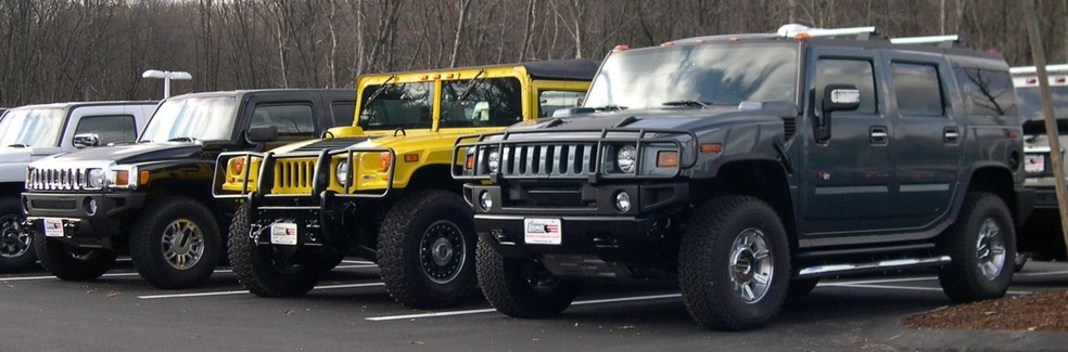 Hummer H1 (à esquerda) e Hummer H2 (à direita), produzidas na década de 2000 (Foto: Wikimedia Commons) — Foto: Auto Esporte