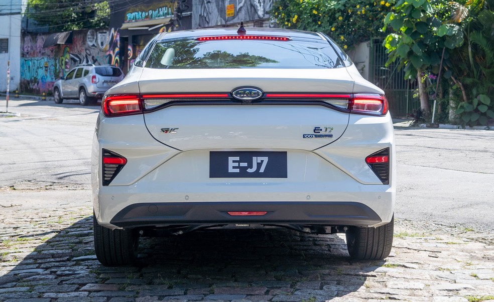 Traseira com queda suave do teto lembra um fastback — Foto: Divulgação