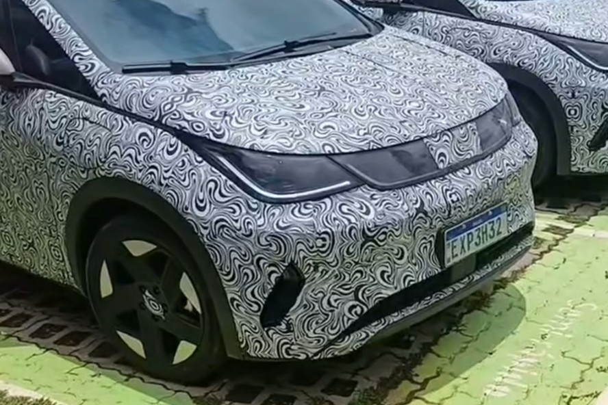 Novo BYD Dolphin roda camuflado em testes