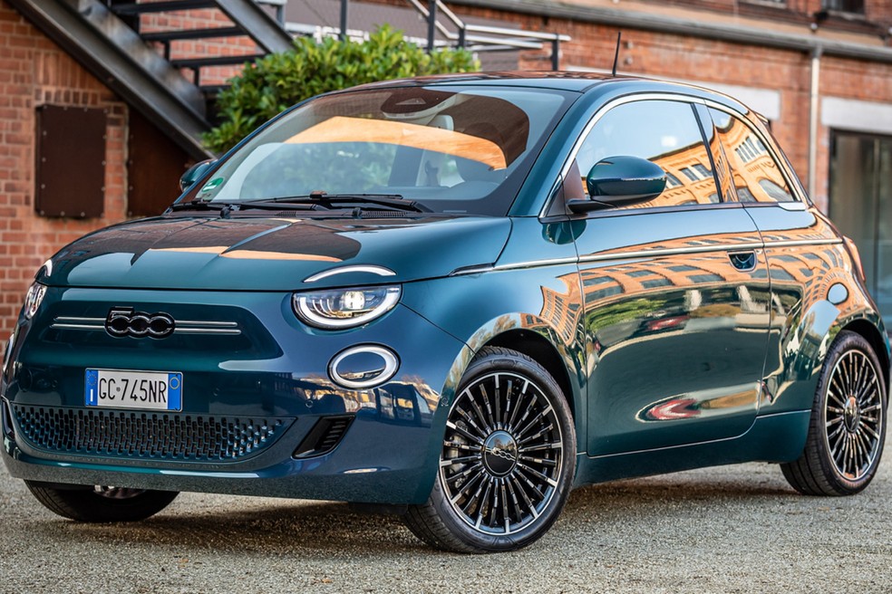 As baterias do Fiat 500e o permitem rodar cerca de 220 km. — Foto: Divulgação/Fiat