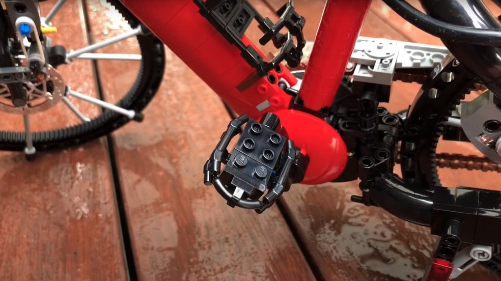 Bicicleta de Lego tem pedais e rodas raiadas funcionais — Foto: Reprodução