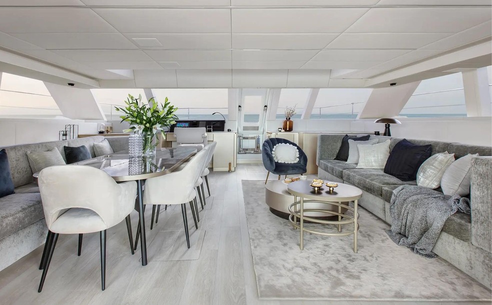 Interior tem jacuzzi, salas de estar e jantar e espaço para 12 passageiros — Foto: Divulgação