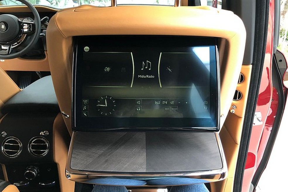 São duas telas sensíveis ao toque de 12 polegadas para os passageiros do banco de trás (Foto: Autoesporte) — Foto: Auto Esporte