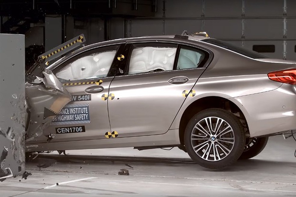 BMW Série 5 conquista nota máxima de segurança nos EUA (Foto: Reprodução / IIHS) — Foto: Auto Esporte