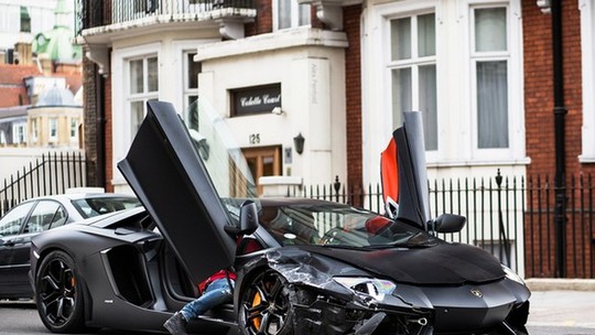 Vídeo mostra Lamborghini Aventador em acidente nas ruas de Londres