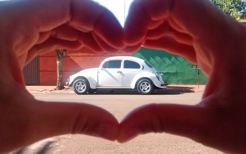 O Fusca de Gisele só ficou no sol por um momento, para a foto. Ela não gosta de deixar o carro exposto — Foto: Gisele Gomes/VC no G1
