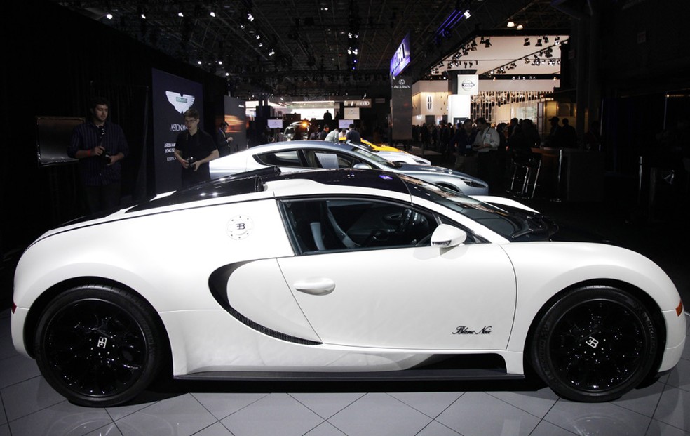 Bugatti Veyron 16.4 Grand Sport exibido no Salão de Nova York — Foto: Mark Lennihan/AP