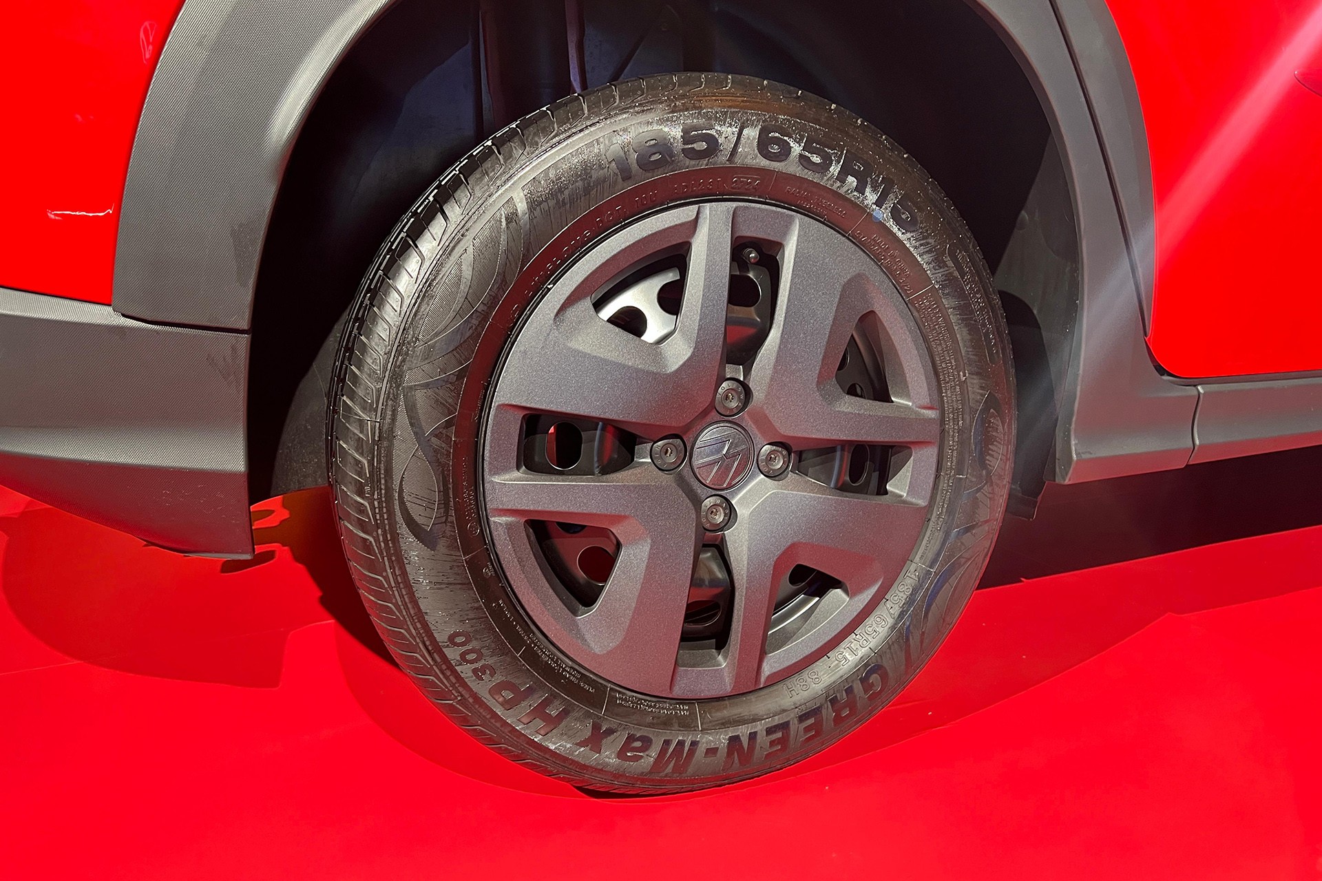 Volkswagen Tera manual usa truque de Kwid e Onix para camuflar calotas