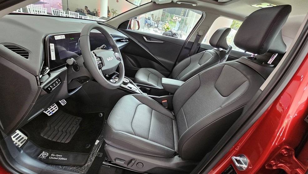 Kia Niro Rio Open - bancos dianteiros têm ajuste elétrico e ventilador interno — Foto: Ulisses Cavalcante