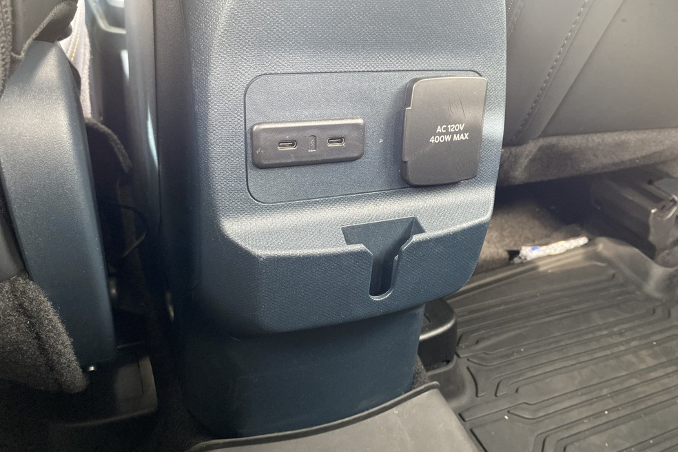 Ford Maverick Tremor tem duas entradas USB-C para o banco de trás  — Foto: André Schaun/Auto News Brasil