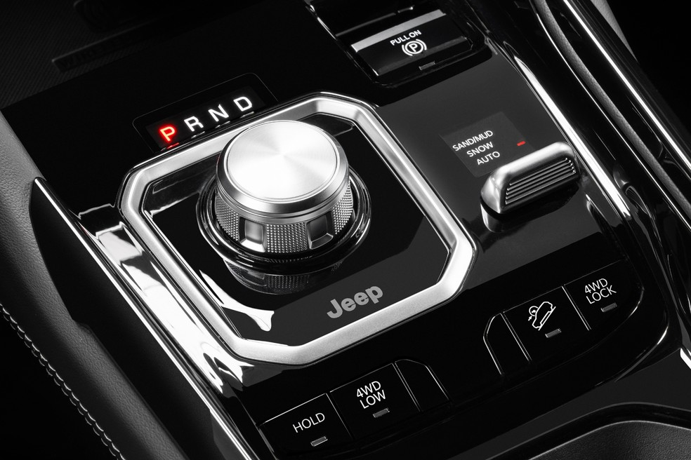 Jeep Commander Overland e Blackhawk 2026 agora tem seletor de câmbio giratório — Foto: Divulgação/Jeep