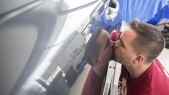 Concurso coloca pessoas beijando carro por 50 horas para ganhar um Kia Optima