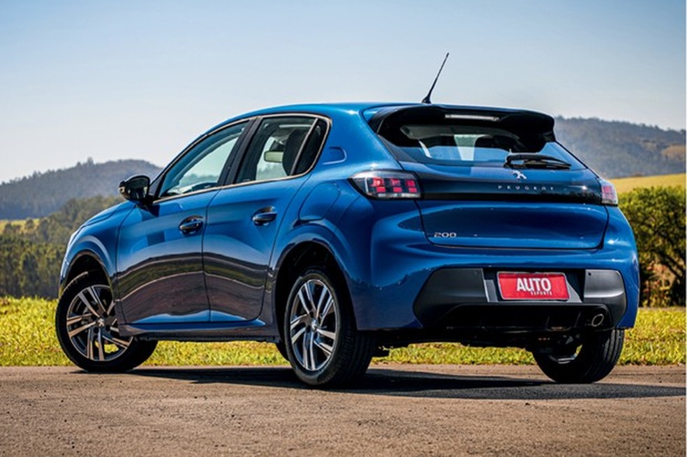Toquinho de 3008: Lanternas de LED são ligadas por uma faixa preta (Foto: Rafael Munhoz) — Foto: Auto Esporte