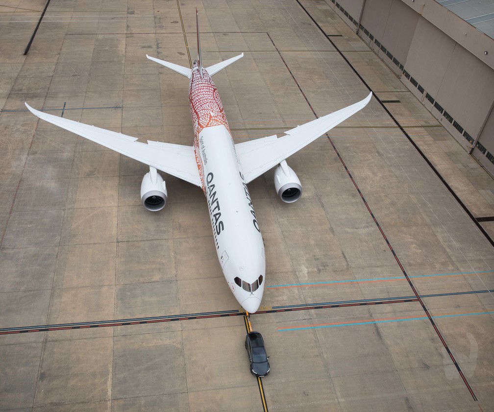 Tesla puxou avião por cerca de 300 metros — Foto: Divulgação