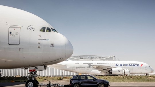 Porsche Cayenne quebra recorde ao rebocar maior avião do mundo