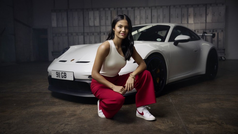 Tenista britânica Emma Raducanu posa ao lado do 911 GT3, de 510 cv de potência — Foto: Divulgação