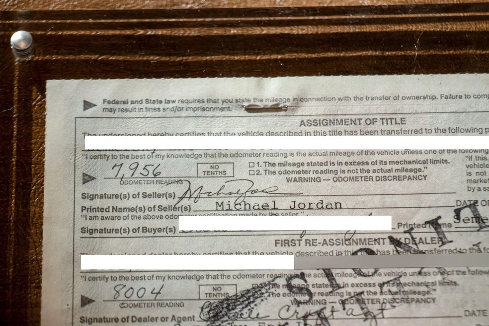 Certificado traz a assinatura de Michael Jordan na venda do carro para o atual proprietário — Foto: Reprodução/Bring a Trailer