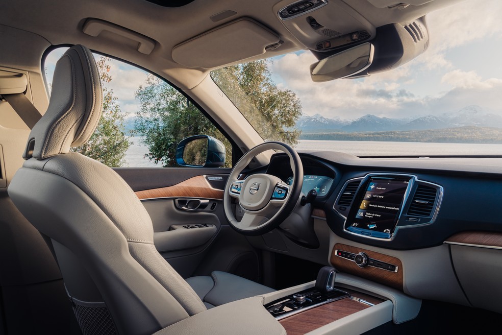 Interior do Volvo XC90 traz todo o requinte esperado em um carro da marca — Foto: Divulgação