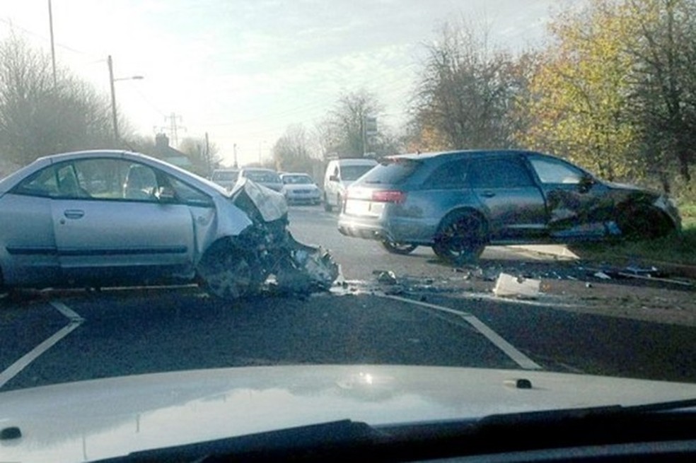 O acidente foi feio, mas todos saíram bem (Foto: Reprodução Internet) — Foto: Auto Esporte