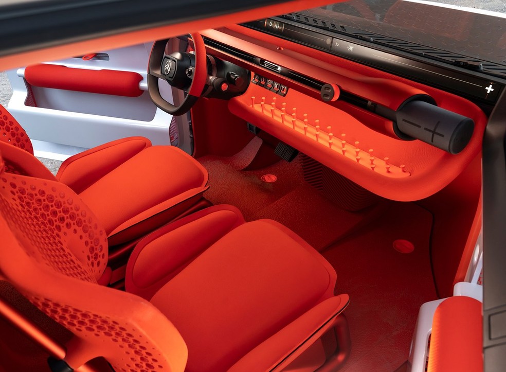 Interior do Citroën Oli é minimalista por utilizar menos componentes que o comum — Foto: Divulgação