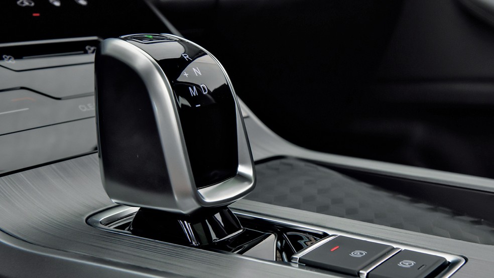 Caoa Chery Tiggo 5X Pro - Joystick do câmbio automático veio do irmão maior Tiggo 8 — Foto: Divulgação