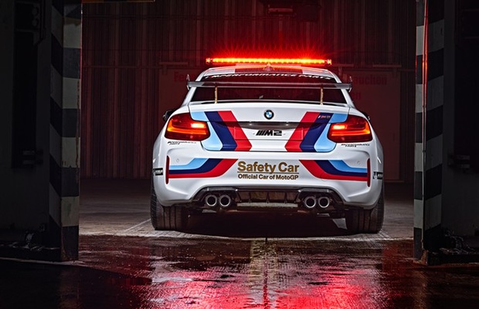 Na traseira, o M2 traz um aerofólio regulável feito de fibra de carbono (Foto: Divulgação) — Foto: Auto Esporte