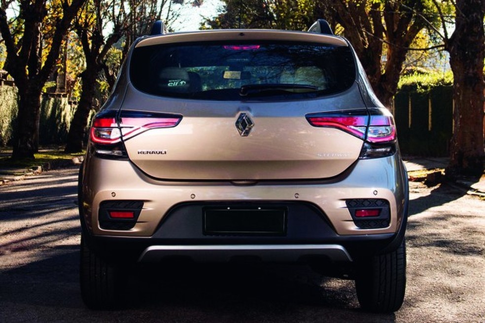 A abertura do porta-malas é pelo botão “escondido” no logotipo (Foto: Auto News Brasil) — Foto: Auto Esporte