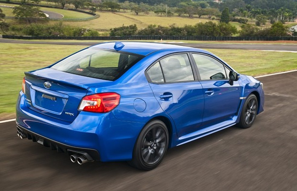 Aerofólio traseiro é praticamente imperceptível em comparação ao exibicionismo da peça do STI (Foto: Ivan Carneiro/Divulgação) — Foto: Auto Esporte