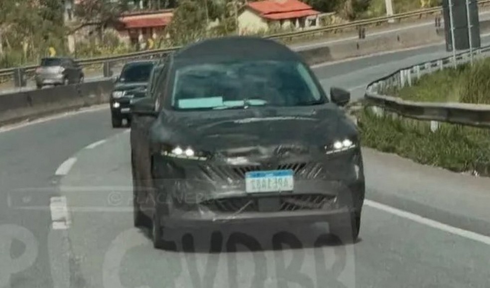 Nissan Sentra 2026 terá faróis mais estreitos e grade menor — Foto: Reprodução/Instagram @placaverde