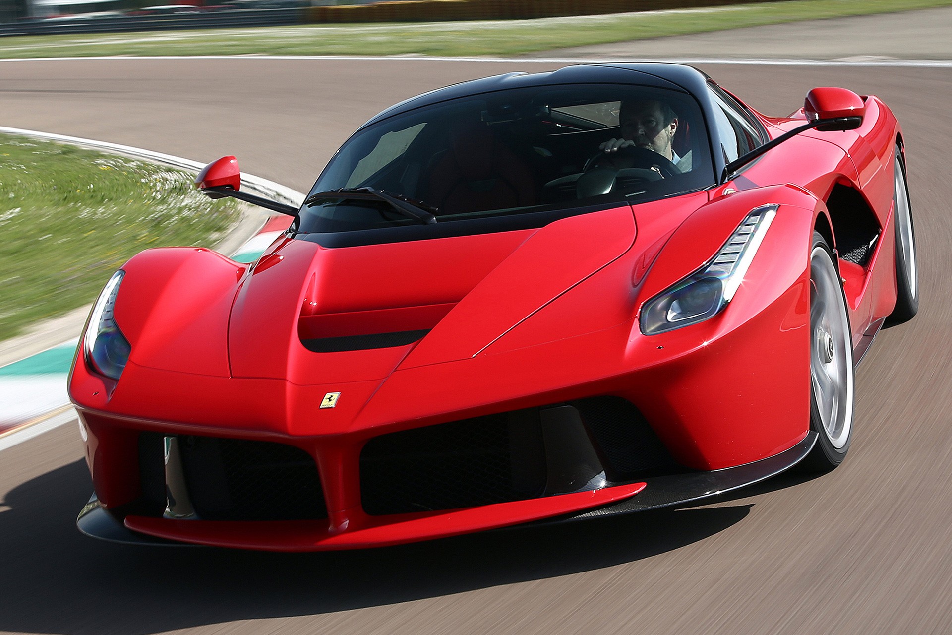 IPVA mais caro do Brasil é de Ferrari de R$ 38 milhões e custa um apartamento