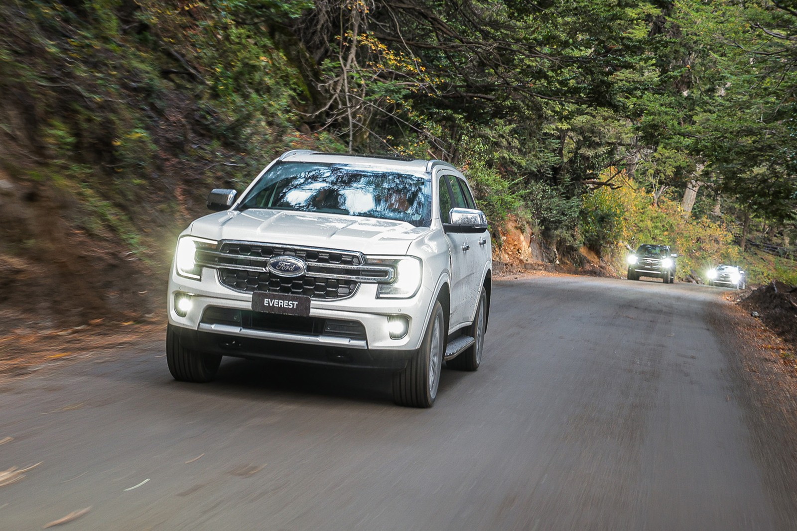 Ford Everest rodando em estrada de terra — Foto: Divulgação/Ford