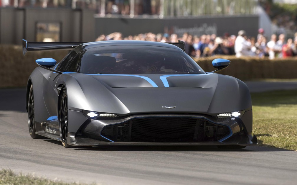 Aston Martin Vulcan estreia na pista em Goodwood — Foto:    