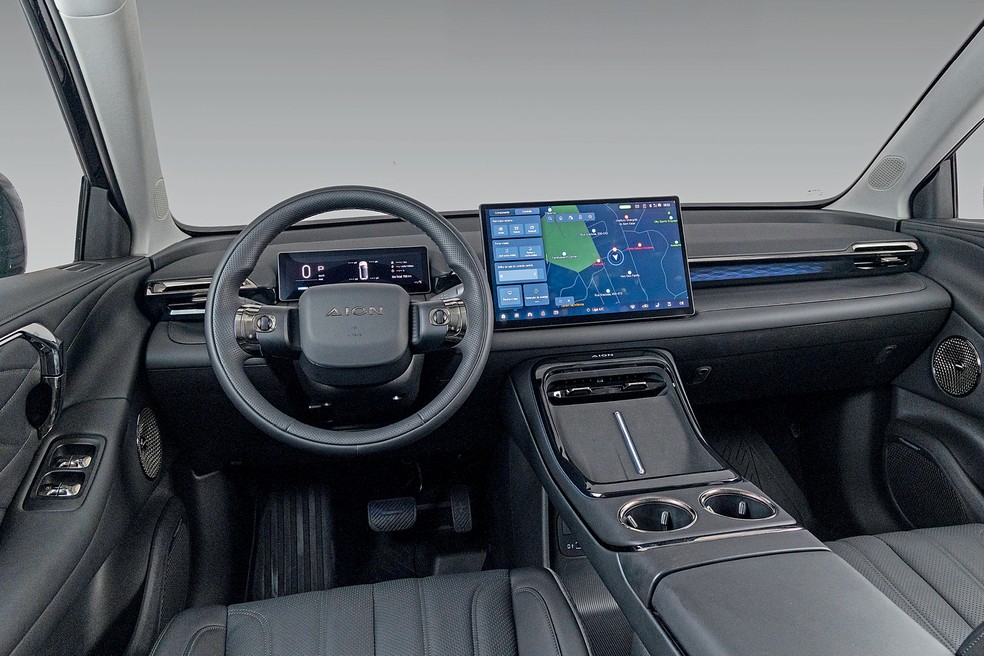 GAC Aion V Elite tem central multimídia que controle inúmeras funções do veículo; faltam teclas físicas — Foto: Renato Durães/Auto News Brasil