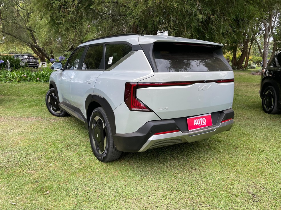 Lanternas interligadas colaboram para a pegada futurista do EV5 — Foto: Cauê Lira/Auto News Brasil