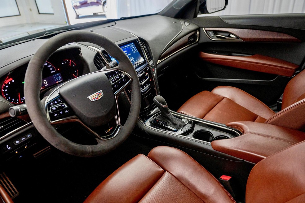 Cadillac de Joe Biden tem alguns desgaste nos bancos de couro marrom do interior — Foto: Reprodução