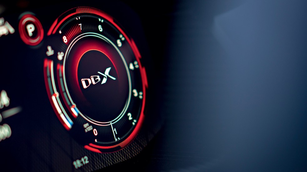 No modo Sport+ o carro fica mais bruto e o painel de instrumentos acende uma luz vermelha — Foto: Divulgação
