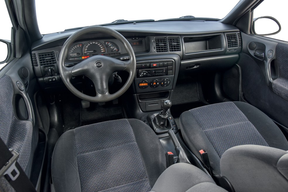 Acabamento era muito bem-feito; Vectra tinha até ar-condicionado digital — Foto: Murilo Góes/Auto News Brasil