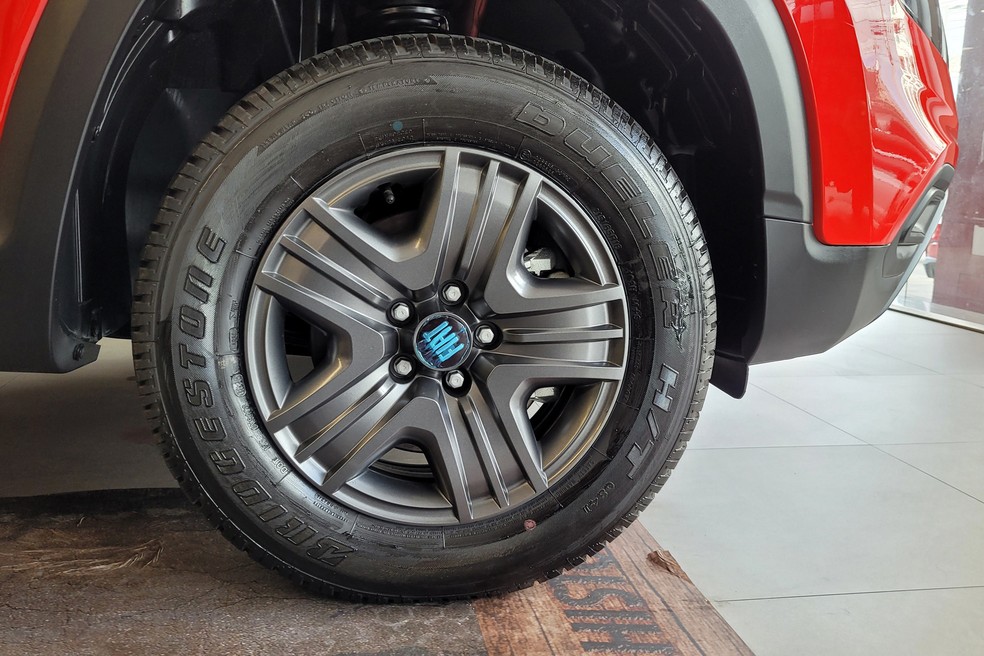 Rodas da Fiat Toro Endurance têm calotas que disfarçam a "humildade" do conjunto — Foto: Lucas Cardoso/Autoesporte