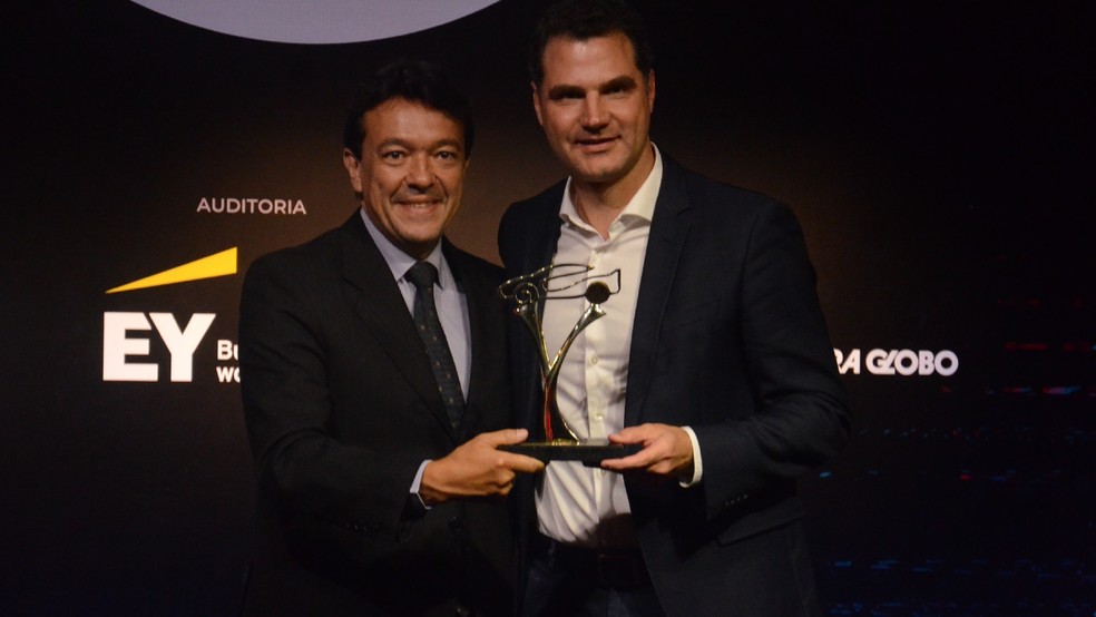 Fabiano Severo (direita), head de comunicação da BMW, recebendo o prêmio de "Executivo do Ano" — Foto: Auto News Brasil