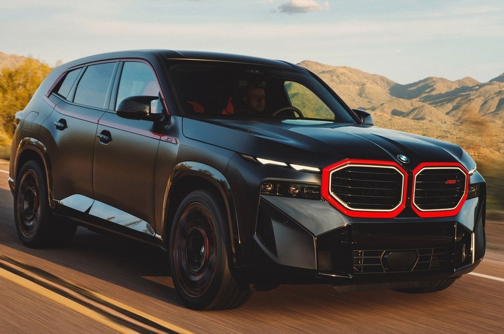 BMW XM tem nova versão de entrada com 469 cv que pode rodar 83 km no