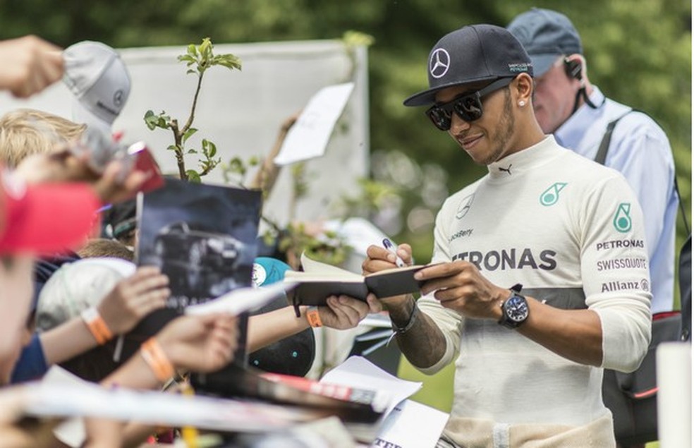 Lewis Hamilton distribui autógrafos no Festival de Velocidade de Goodwood de 2016, na Inglaterra (Foto: Divulgação) — Foto: Auto Esporte
