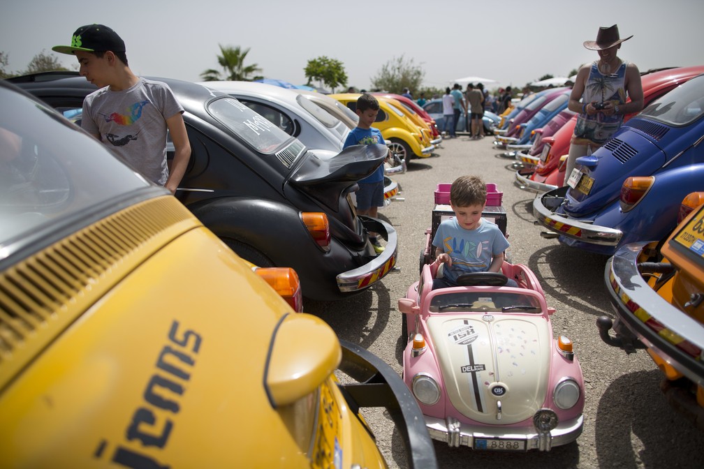 Fãs de Fuscas se reúnem em Israel, nesta sexta-feira (21) — Foto: AP Photo/Oded Balilty