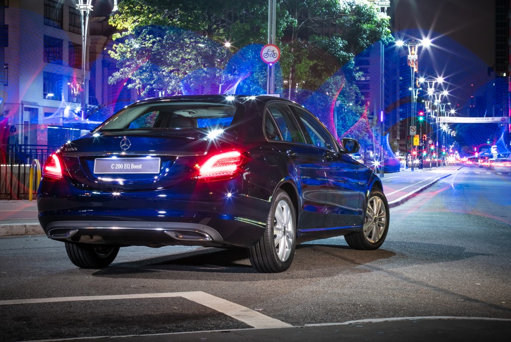 Lanternas têm novo arranjo interno, sempre iluminadas com leds — Foto: Divulgação/Mercedes-Benz