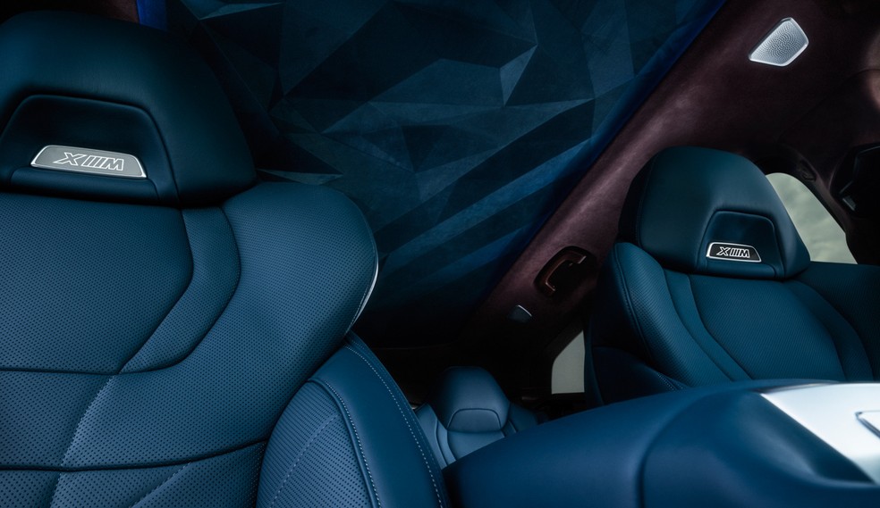 BMW XM tem 100 luzes de LED no teto — Foto: Divulgação