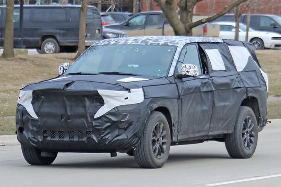 Camuflagem pesada cobre a carroceria definitiva do novo Grand Cherokee (Foto: Automedia) — Foto: Auto Esporte