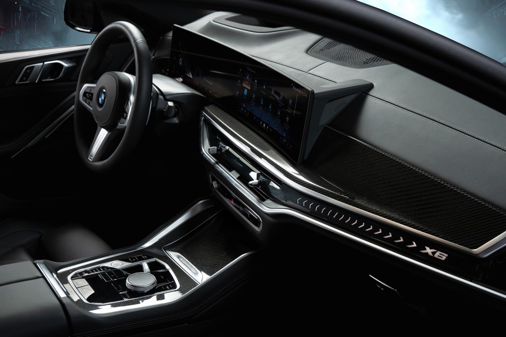 No interior, BMW X6 Dark Edition tem painel com telas digitais de 12,3 polegadas — Foto: Divulgação