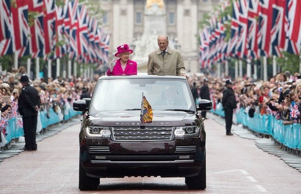 Rainha Elizabeth II dirige Land Rover Range Rover para mostrar boa ...