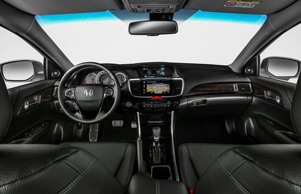 O painel tem desenho elegante e detalhes de plástico que imitam madeira (Foto: Divulgação) — Foto: Auto Esporte