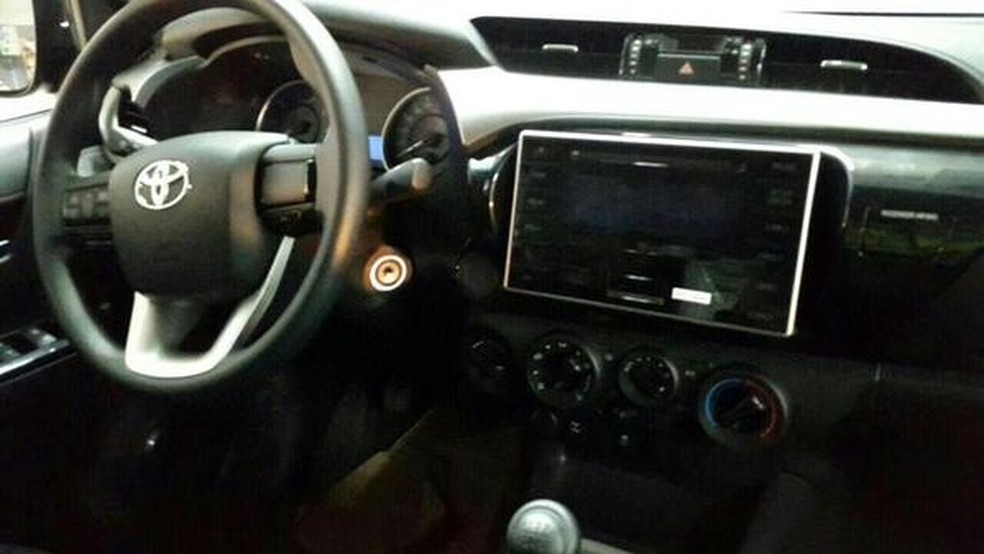 Painel da nova Toyota Hilux é parecido com o do Corolla (Foto: Reprodução) — Foto: Auto Esporte